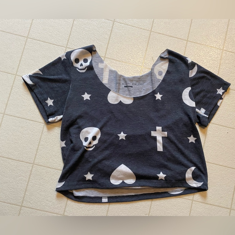 Women’s skull and stars crop top t shirt